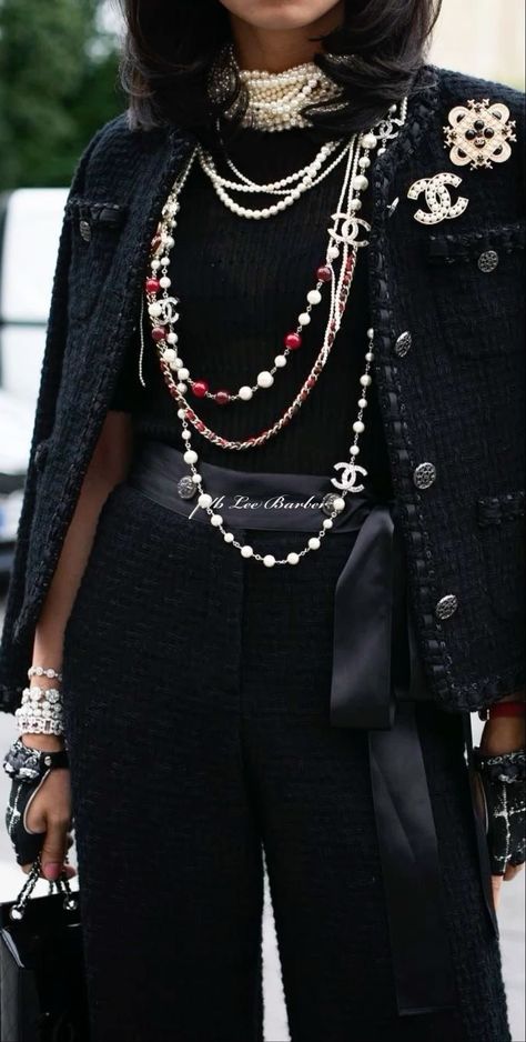 Chanel Fashion Outfits, Outfit With Pearls, Chanel Style Jacket, Chanel Tweed Jacket, Coco Chanel Fashion, Chanel Black And White, Chanel Outfit, Mode Chanel, Chanel Style