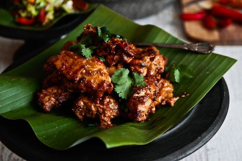 Easy Balinese Chicken Bali Recipes, Balinese Chicken, Balinese Recipe, Bali Food, Themed Dinner, Indonesian Cuisine, Cooking School, Indonesian Food, Asian Cooking