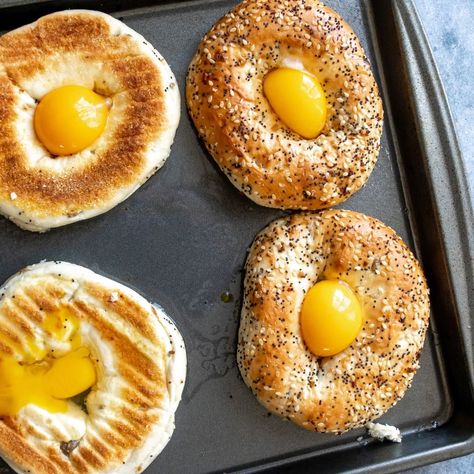 Baked Egg In a Hole Eggs In A Bagel Hole, Egg In A Hole Bagel Oven, Bagel Eggs In A Hole, Everything Bagel Egg Sandwich, Bagel Recipes Breakfast, Egg In Hole Bagel, Breakfast Bagels Healthy, Bagels With Eggs, Cheesy Eggy Bagels