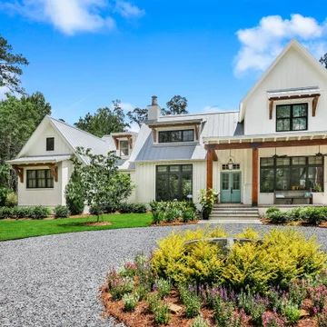 Farmhouse With Circle Driveway, Homes With Circular Driveways, Farmhouse Circle Driveway, Small Circle Driveway Ideas, Sugar Kettle Fountain, Circle Driveway Landscaping, Beautiful Driveways, Circle Driveway, Farmhouse Landscape