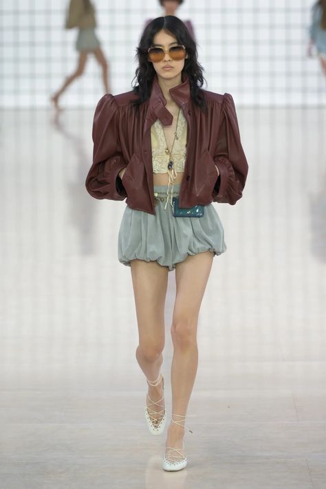 Chloé Spring 2025 Ready-to-Wear Runway, Fashion Show & Collection Review [PHOTOS] Casual Runway Outfits, Spring Summer 2024 Fashion Shows, 2025 Trends, Moodboard Fashion, Spring Summer 2025 Runway, Rtw Spring 2024, Rtw 2024 Spring Summer, Spring 2023 Ready-to-wear Fashion Show, Fashion Walk