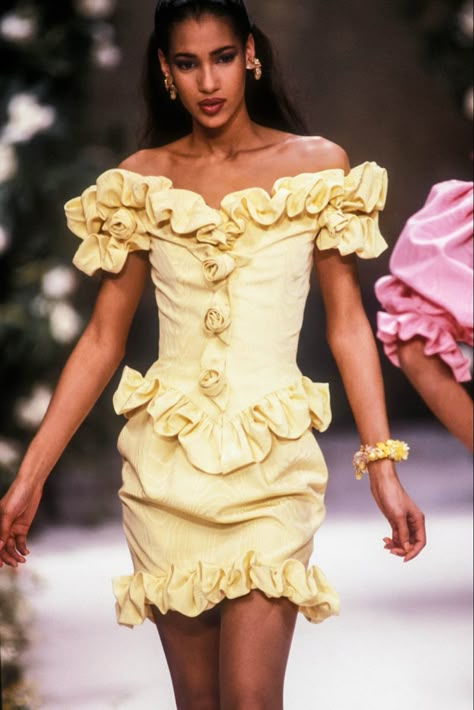 1980s Runway, Sonia Cole, 80s Runway, Runway Fashion Looks, Jean Louis Scherrer, Haute Couture Style, 90s Top, Model Runway, 90s Runway Fashion