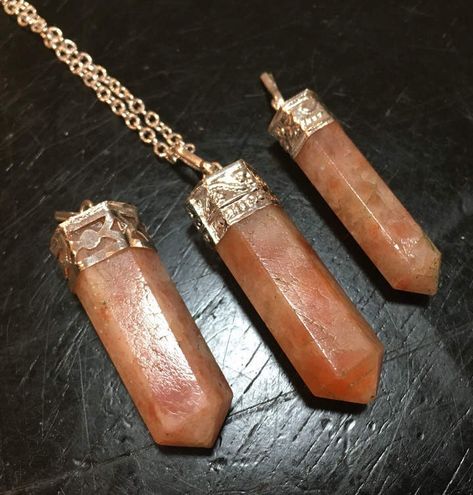 Etsy Sunstone Necklace - Raw Sunstone Pendant - Silver sunstone point pendant - Healing Crystal Necklace Raw Sunstone, Energy Jewelry, Crystals Stones, Stones Jewelry, Healing Crystals, Healing Crystal, Plexus Products, Semi Precious Gemstones, Stone Jewelry