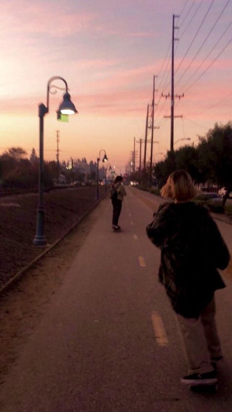 Penny Board, Skater Aesthetic, Toulouse Lautrec, Photo Wall Collage, Friend Photoshoot, Best Friend Pictures, Night Aesthetic, Teenage Dream, Grunge Aesthetic