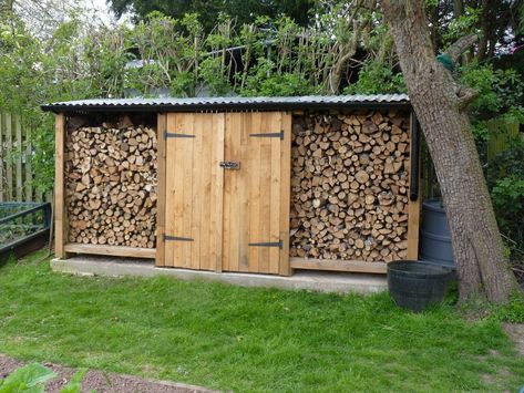 Wood Shed Design, Pallet Log Store, Log Store Outdoor, Wood Shed Ideas, Pallet Wood Shed, Log Shed, Firewood Storage Outdoor, Wood Storage Shed, Outdoor Firewood Rack