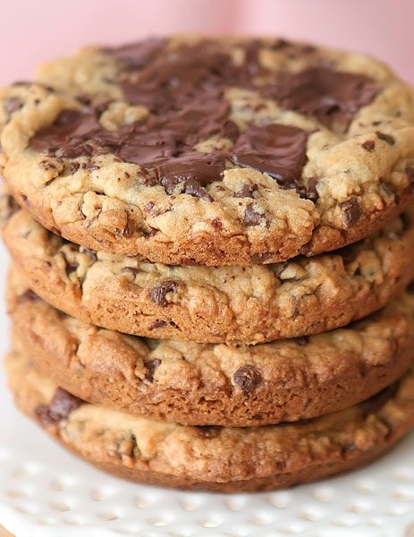 Deep Dish Dark Chocolate Salted Caramel Cookies Picky Palate, Salted Caramel Cookies, Caramel Chocolate Chip Cookies, Salted Caramel Chocolate, Caramel Cookies, Chocolate Chunk, Chocolate Chunk Cookies, Chocolate Caramels, Yummy Sweets