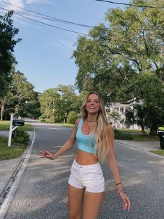 White Jean Shorts Outfit Summer, Cute Outfit Inspo Summer, White Jean Shorts Outfit, Sarah Cameron Outfits, Outfit Fresco, Summer Jean Shorts Outfit, White Girl Outfits, Cute Outfits With Shorts, Singer Art