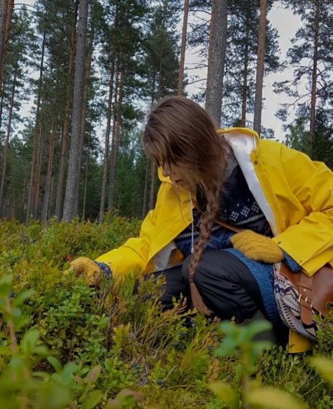 Vintage Hiking Outfit, Yellow Raincoat Outfit, Bohemian 70s, Goblincore Fairycore, Vintage Hiking, Walk In The Forest, Raincoat Outfit, Yellow Raincoat, Yellow Outfit