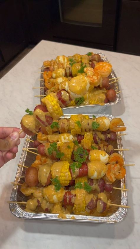 Bougie seafood boil kabobs for your next event is a must! 😍😋👨🏽‍🍳 a seafood boil on a stick.. is top tier 🤪😏 book me for your next event. - - - - - - - -#fyp #fypシ #foryou #reels #reelsinstagram #foodie #blackownedbusiness #food #seafood #chefboity #chef #cheflife #texas #houston #viral #foodporn #viralvideos #viralreels #viralpost #privatechef #cooking #foodnetwork #explore #reelsvideo #explorepage #seafoodboil | Chefboity’s Kitchen | tottywat · Original audio Shrimp Boil Kabobs, Seafood Boil Kabobs, Seafood Boil Wedding Reception, Seafood Food Truck, Seafood Table Ideas, Seafood Party Ideas For Birthday, Seafood Buffet Ideas Parties, Seafood Boil Party Table Settings, Seafood Charcuterie Board Ideas