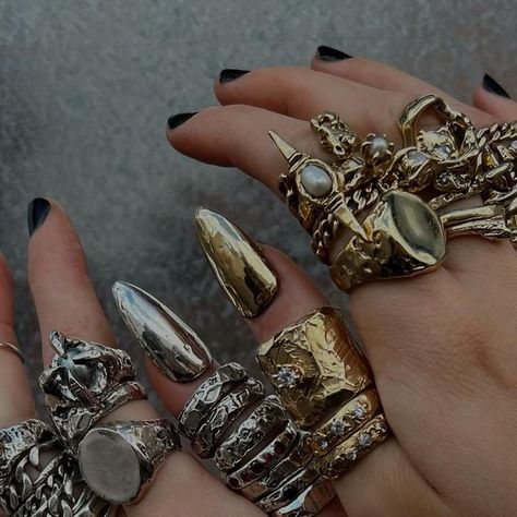 Goth With Gold Jewelry, Gold Goth Aesthetic, Outfits With Gold Jewelry, Gold Goth, Goth Aesthetic, Goth Outfits, Gold Jewelry, Gems, Gold