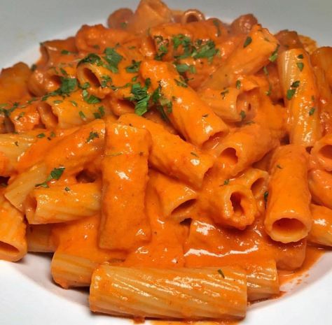 Orange Pasta Aesthetic, Rigatoni With Vodka Sauce, Orange Aesthetics, Bee Beyonce, Vodka Sauce Pasta, Vodka Pasta, Vodka Sauce, Food Therapy, Tasty Pasta