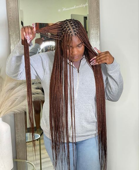 Very Small Knotless Braids, 30 Hair Color Knotless Braids, 30 And 350 Knotless Braids, Colour 340 Knotless Braids, Notlessbox Braids With Color, 30 Box Braids Color, Small Knotless Braids Hairstyles With Color, Small Brown Knotless Braids, Small Knotless With Color