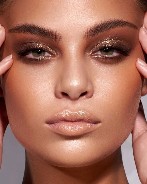 Bronze Makeup Look, Beauty Fotografie, Golden Makeup, Bronze Eye Makeup, Make Up Gold, Gold Smokey Eye, Mekap Mata, Danessa Myricks, Gold Eye Makeup