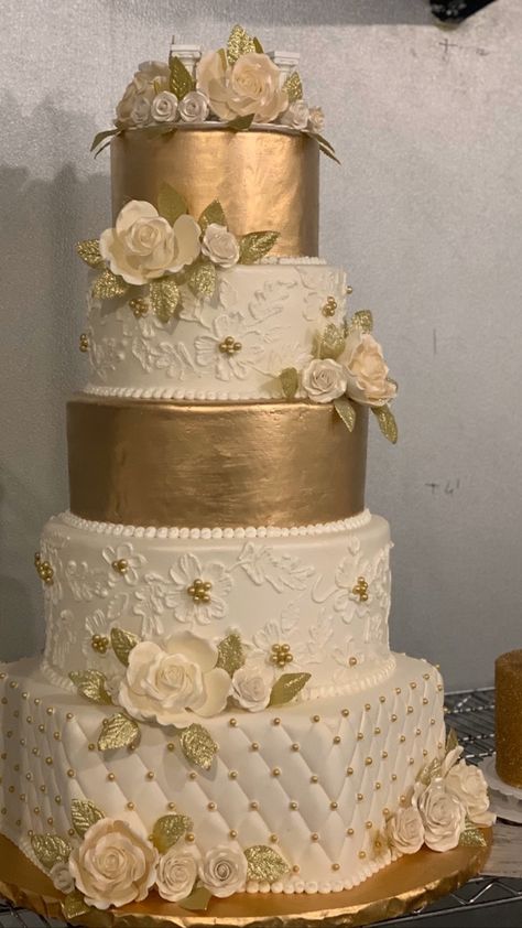 Quince Cake Ideas Champagne, Champagne Cake Quince, Sweet 16 Decorations Champagne, Champagne Theme Quinceanera, Quince Gold Theme, Quince White And Gold, Champagne Quince Cake, Champagne Color Cake, Gold Quince Cake