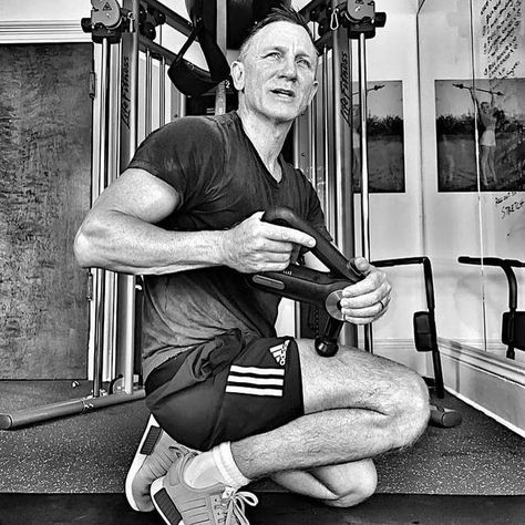 Daniel Craig Workout, Craig 007, Hollywood Male Actors, Daniel Craig Style, Daniel Craig 007, Daniel Graig, James Bond Style, Daniel Craig James Bond, Back To The Gym