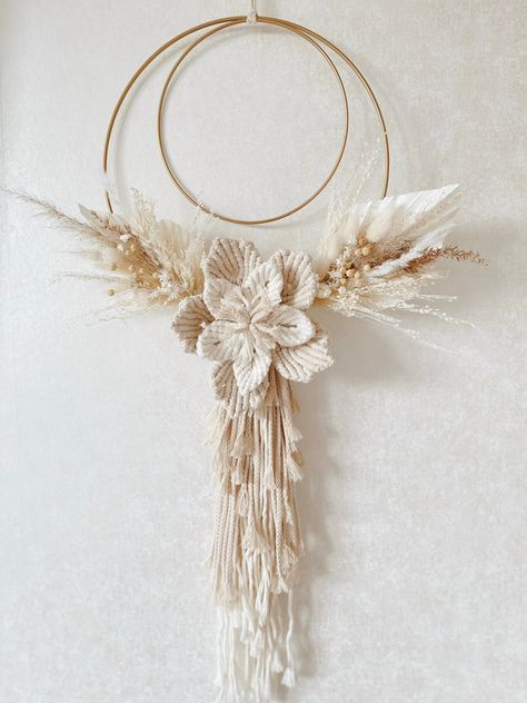 Macrame Hoop, Dried Flower Wreath, Boho Decoration, Dried Flower Wreaths, Wreath Wall, Wreath Door, Macrame Ideas, Dried Flower Arrangements, Beautiful Wreath