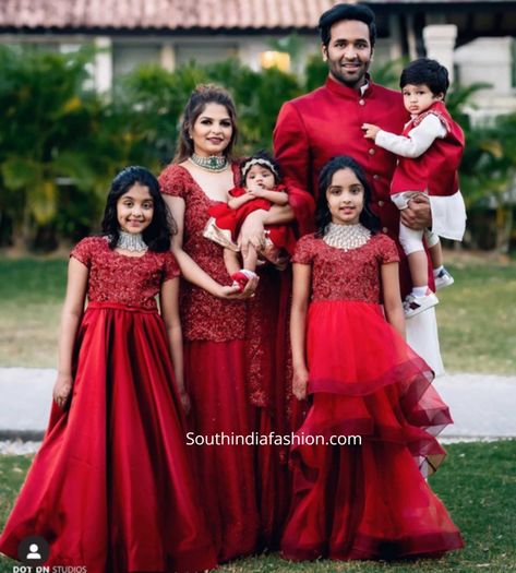 Family Matching Outfits Indian, Wedding Matching Outfits, Mommy Daughter Dresses, Mom Daughter Matching Dresses, Mom And Baby Dresses, Mom Daughter Outfits, Mother Daughter Fashion, Mother Daughter Matching Outfits, Mother Daughter Dresses Matching