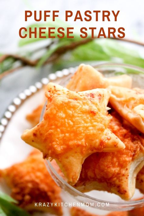 Star Puff Pastry, Puff Pastry Stars, Cheesy Puff Pastry, Puff Pastry Cheese, Healthy Cheese Recipes, Puff Pastry Snacks, Cheese Stars, Kid Cooking, Cheese Puffs Recipe