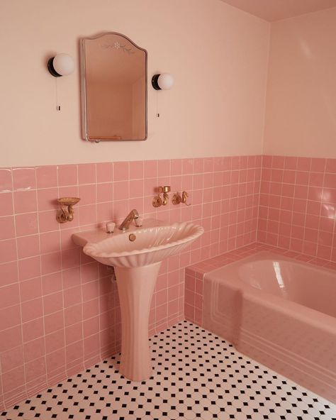 The History and Design of Pink Bathrooms: Ideas and Tips for a Modern Update - Inyouths Blog Modern Pink Bathroom, Bathroom Inspiration Board, Pink Tile Bathroom, Pink Bathrooms, Pastel Bathroom, Retro Pink Bathroom, Best Bathroom Paint Colors, Modern Vintage Bathroom, Pink Painted Walls