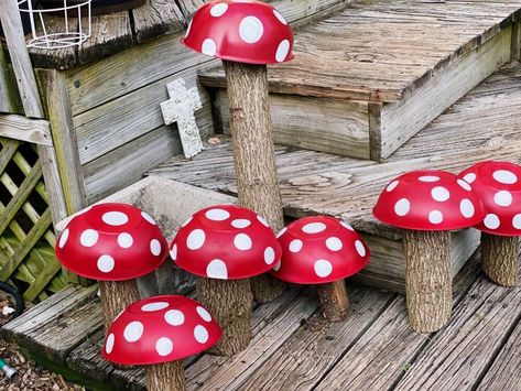 We love these cute large mushroom garden ornaments. Repurpose old bowls to make this quick and cheap diy garden decorations. So if you love fairly garden decorations you'll love these cheap garden mushroom yard art. #garden #mushrooms #decorations Diy Garden Decorations, Garden Ornaments Diy, Yard Art Crafts, Mushroom Garden, Mushroom Crafts, Large Mushroom, Garden Mushrooms, Recycled Garden, Garden Christmas