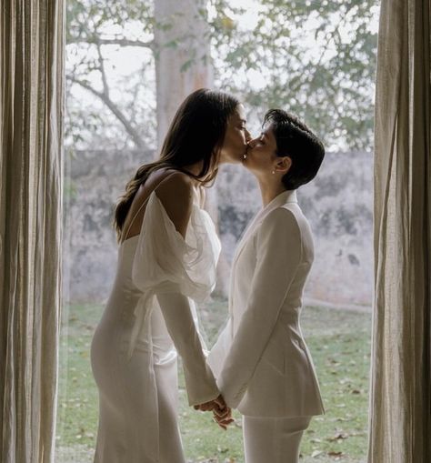 Wlw Wedding Suit, Wlw Elopement, Wlw Marriage, Wlw Wedding Aesthetic, Lesbian Wedding Suit, Wlw Wedding, Elopement Pictures, Lesbian Weddings, Queer Weddings