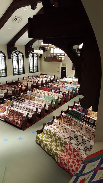 Quilt Show Display Ideas, Quilt Display Ideas, Amische Quilts, Displaying Quilts, Block Quilt Ideas, Quilt Pictures, Church Pews, Quilt Display, Sewing Quilts