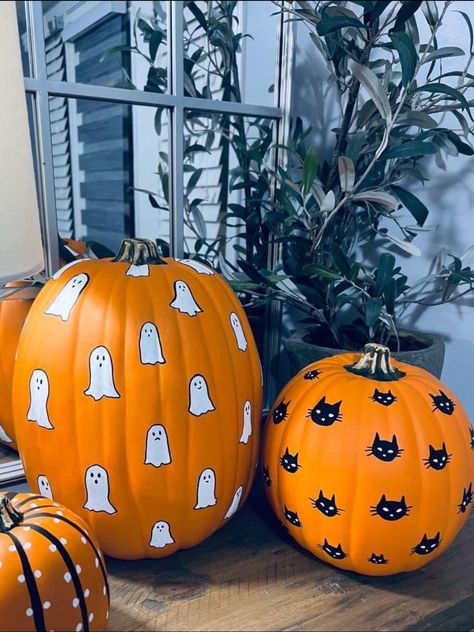 Fun Painted Pumpkin Ideas, Fall Pumpkin Painting Party, Medium Pumpkin Painting Ideas, Pumking Painting Ideas Cute, Fall Pumpkins Painting Ideas, Halloween Ceramics Ideas Painting, Pumpkin Paint Night, Pumpkin Painting Ideas 2024, Pumpkin Painting Inspo Aesthetic