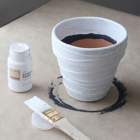 Easy stripes on a pot by using rubber bands Concrete Moulds, Decorated Pots, Painting Pots, Diy Terra Cotta Pots, Windowsill Plants, Terra Cotta Pot Crafts Diy, Plant Pot Design, Making Plant Pots, نباتات منزلية