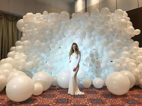 White Party Theme, Balloon Bouquet Diy, Deco Ballon, Elegant Birthday Party, Baby Shower Theme Decorations, Wedding Balloon Decorations, Diy Balloon Decorations, Big Balloons, Birthday Balloon Decorations