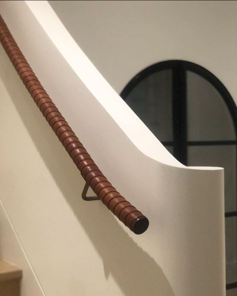 Nam Dang-Mitchell Design’s Instagram post: “It was my stylish client’s idea for a leather wrapped handrail. I love the burnished saddle leather with the bronze details #verybottega…” Stair Inspiration, Interior Stair Railing, Stair Cases, Modern Stair Railing, Stair Design, Handrail Design, Stair Lift, Staircase Handrail, Entry Stairs