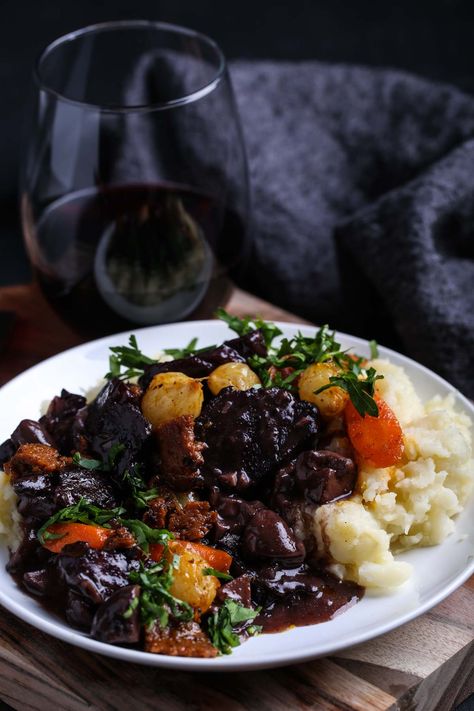 Discover this delicious vegan beef Bourguignon, a plant-based take on the classic French dish. You'll absolutely love the flavors and aromas! Vegetarian Beef Bourguignon, Vegan Beef Bourguignon, What To Serve With Beef Bourguignon, Vegan Bourguignon, Vegan Mushroom Bourguignon, Vegan Chowder, Mushroom Bourguignon, Beef Bourguignon Recipe, Seitan Recipes