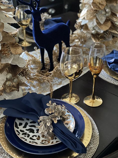 Mocha Mousse, Blue Christmas Decor, Christmas Dinner Table, Blue Christmas Tree, Christmas Blue, Dining Room Table Decor, Table Setting Decor, Gold Christmas Decorations, Dinner Table Decor