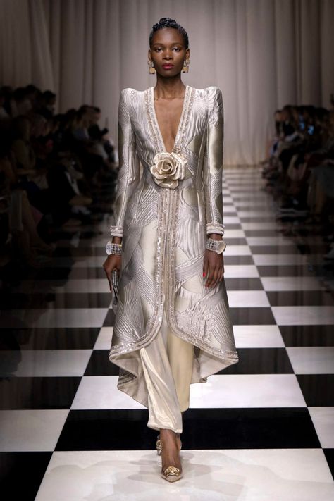 Armani: Giorgio Armani Presents His New Privé Fall Winter 2023-2024 Collection: Le Temps Des Roses - Luxferity Fall 2023 Couture, 2023 Couture, Coord Sets, Abaya Style, Collection Couture, Moroccan Kaftan, Abaya Designs, Armani Prive, Abaya Fashion