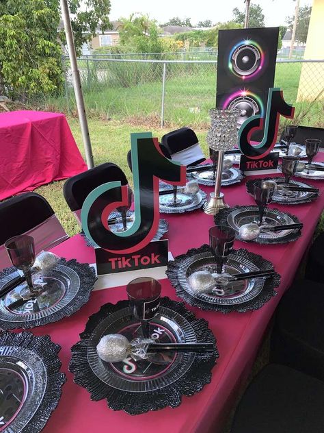 Tik Tok Themed Birthday Party Ideas, Tick Tock Party Theme, Diy Tik Tok Party Decor, Tik Tok Centerpiece Ideas, Tick Tock Party Ideas, Tik Tok Theme Party, Til Tok Party Ideas, Tiktok Centerpiece Ideas, Tick Tock Birthday Party Ideas