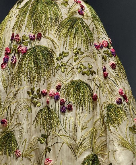 Bridgerton Fashion, Formal Attire For Women, Embroidered Photo Art, Botanical Fashion, Fashion Portfolio Layout, Haute Couture Details, Kaftan Designs, Runway Fashion Couture, Garden Dress