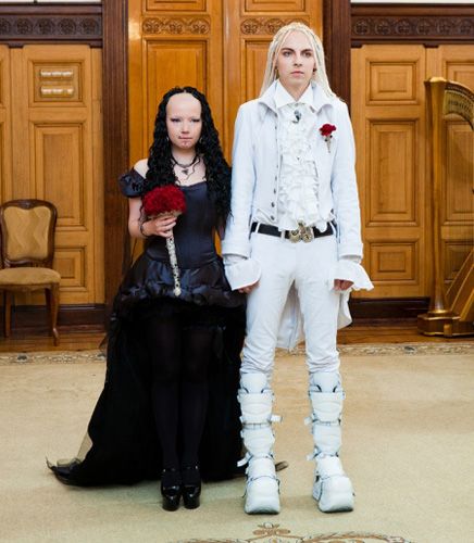 Russian Goth Wedding Fail Ugly Wedding Dress, Tacky Wedding, Poodle Dress, Worst Wedding Dress, Funny Wedding Pictures, Wedding Fail, Halloween Themed Wedding, Recycled Dress, Peter Griffin