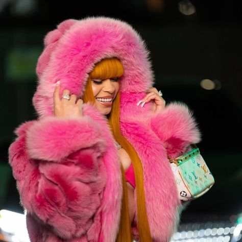 ice spice for fisherrr 💵💎🩷 Ice Spice Pink, Fur Outfit, Pink Fur Coat, Ice Spice, Beauty Supply Store, Ice And Spice, Pink Fur, Female Rappers, Pink Jacket