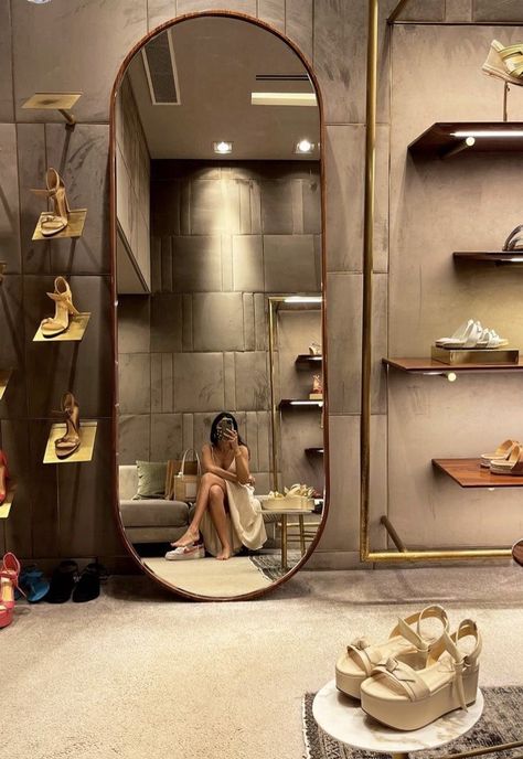 Luxury Clothing Store Design Interior, Boutique Mirror Ideas, Small Clothing Store Interior Design, Small Boutique Interior Design Ideas, Small Boutique Interior Design, Clothing Store Interior Design, Clothing Boutique Interior, Spice Up Your Room, Boutique Shop Interior