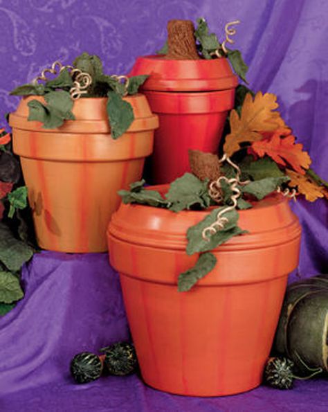 Turn a terracotta pot into a decorative pumpkin by painting them orange. It's the perfect craft for transitioning from summer to fall! Pot Craft, Crafts Clay, Clay Pot Projects, Terra Cotta Pot, Terra Cotta Pot Crafts, Pot Crafts, Flower Pot Crafts, Fall Deco, Clay Pot Crafts