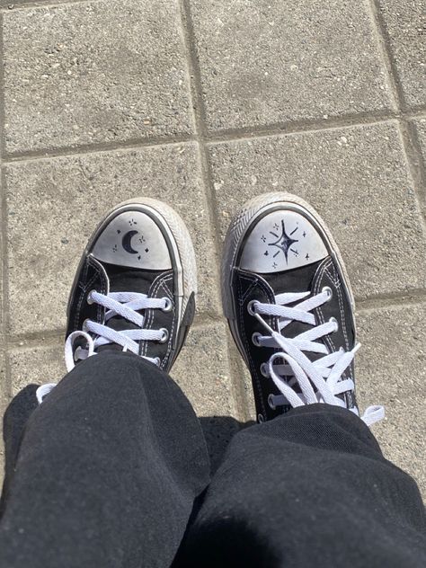 Converse Drawing, Shoe Lace Pattern, Doodle Shoes, Diy Converse, Sharpie Shoes, Converse Design, Grunge Shoes, Converse Aesthetic, Ways To Lace Shoes