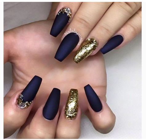 Navy blue matte with gold Blue Matte Nails, Blue Coffin Nails, Dark Blue Nails, Navy Nails, Nails With Glitter, Navy Blue Nails, Gold Nail Designs, Matte Nails Design, Gold Nail