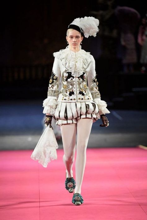 Must See Photos From Dolce & Gabbana's Alta Moda Show In Milan Rococo Fashion, Runway Looks, Dolce E Gabbana, Baroque Fashion, Vogue Paris, Historical Fashion, Couture Collection, Dolce & Gabbana, Fashion History