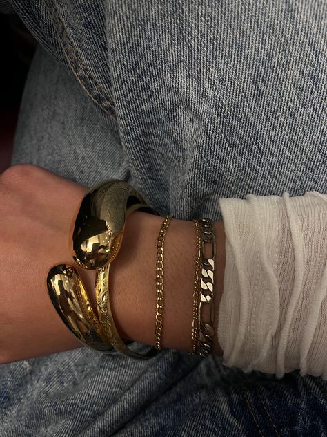 Gold linkkks Gold Bracelets Women, Women Gold Bangles, Chunky Gold Bracelet, Dope Jewelry Accessories, Casual Jewelry, Dope Jewelry, Cuff Bangle Bracelet, Gold Bracelet For Women, White Gold Bracelet