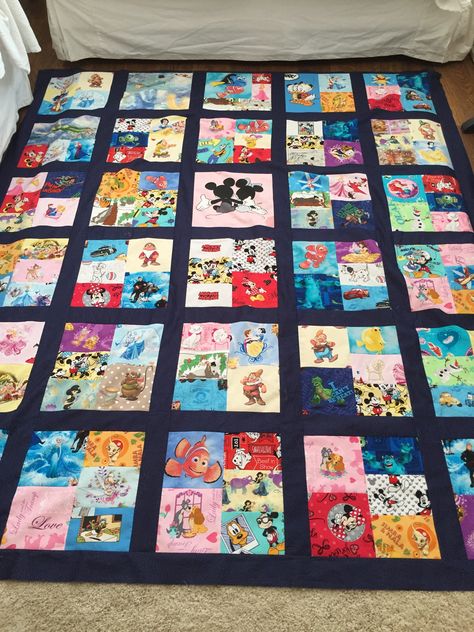 Disney Quilt Patterns Free, Kid Quilt Ideas, Disney Quilt Patterns, Disney Quilts Ideas, Disney Princess Quilt, Fun Blanket, Princess Quilt, Mickey Mouse Quilt, Kid Quilts