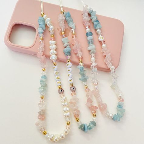 Crystals Rose Quartz, Chains Aesthetic, Diy Beaded Rings, Cell Phone Charms, Message Bracelet, Bead Charms Diy, Diy Bracelet Designs, Beads Bracelet Design, Phone Chain