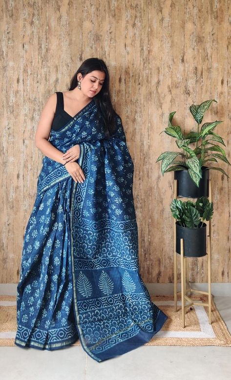 Blue Saree Aesthetic, Dark Blue Saree, Festive Indigo Saree, Traditional Indigo Saree, Indigo Chanderi Saree, Traditional Blue Batik Print Saree, Saree Aesthetic, Indigo Saree, Indigo Print Saree