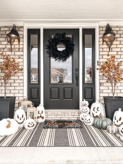 Fall Curb Appeal Porch Ideas, Minimalist Halloween Decor Front Porch, Modern Halloween Decor Front Porches, Outdoor Decorations Halloween, Decorating Your Front Porch, Natural Fall Decor, Entry Porch, Halloween Front Porch Decor, Modern Halloween