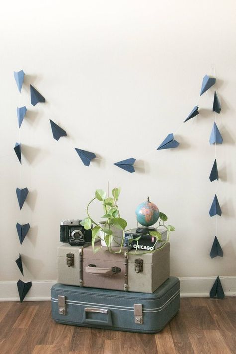 Paper Airplane Garland, Travel Decor Ideas, Airplane Garland, Garland Party Decor, Navy Baby Showers, 4de Verjaardag, Travel Bridal Showers, Travel Baby Showers, Airplane Baby Shower