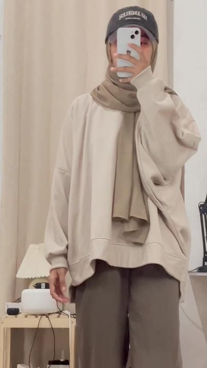 Sweaternya 100000000/10, cakeep bgtttt! #sweateroversize #sweaterbigsi... | TikTok Sweater Outfits Hijab Oversize, Sweater Outfits Hijab, Beige Hijab, Hijab Formal, Fashion Hijab Style, Ootd Sweater, Model Hijab, Tutorial Hijab Pashmina, Oversize Outfit