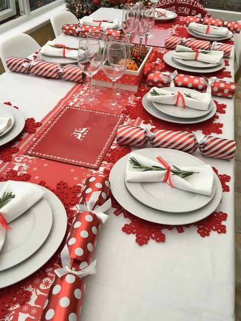 Red and white Christmas table setting Red And White Xmas Table Settings, Red White Gold Christmas Table Setting, Red And White Table Setting Christmas, Red White And Gold Christmas Table Decor, Red And Silver Christmas Table Decor, Red And White Christmas Table Decor, Red And White Christmas Table, White Christmas Table Setting, Christmas Dinner Themes